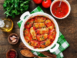 Зелеви сарми от кисело зеле с кайма, булгур, праз лук и доматен сос в тенджера - снимка на рецептата